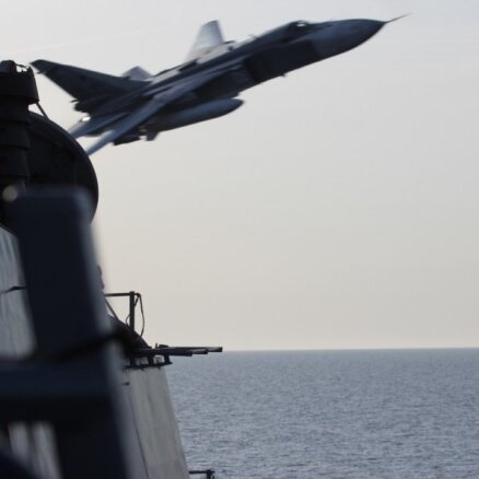 Stoltenbergs: Krievijas iznīcinātāju pārlidojumi bija 'bīstami un neprofesionāli'