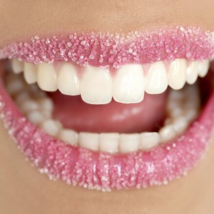 Kā ātri un efektīvi mājas apstākļos padarīt baltākus zobus
