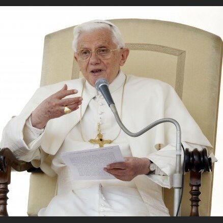 Папа Римский призвал спасти общечеловеческие ценности от экономического кризиса