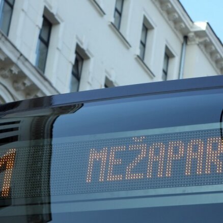 Rīgā auto notriec jaunieti; tramvajs uzbrauc sirmgalvei