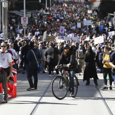 Foto: Austrālijā policija izklīdina protestētājus pret Covid-19 karantīnu