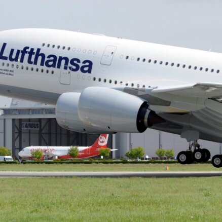 Darbinieku trūkuma dēļ 'Lufthansa' jūlijā atceļ simtiem lidojumu
