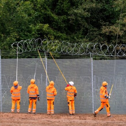 Foto: Jaunais žogs bēgļiem būšot grūti pārvarams; sola pabeigt pēc diviem gadiem