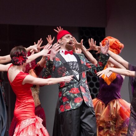 Foto: Skaisti tērpi un dzirkstošas melodijas jaunajā operetē 'Balle Savojā'
