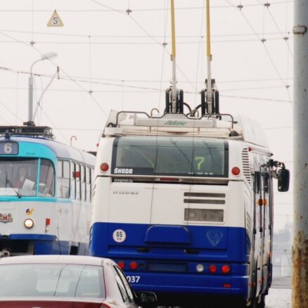 Rīgā slēgs vairākus sabiedriskā transporta maršrutus; izmaiņas arī kustības kārtībā