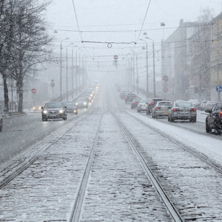 Из-за снега в понедельник в Риге автобусы и троллейбусы опаздывают до получаса