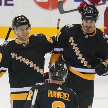 'Penguins' zaudē 'Maple Leafs' un rezultativitātes sērijā esošajam Mārneram