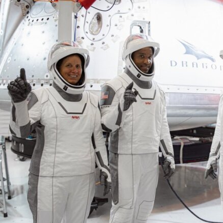 Kosmosa stacijā būs jāsaspiežas – 'SpaceX' dodas ciemos jau ar četriem cilvēkiem