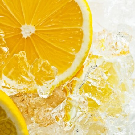Kāpēc un kā visvieglāk apēst citronu ar visu mizu?