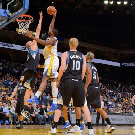 Biedriņa 'Warriors' otro reizi 19 gadu laikā iekļūst NBA 'play off' spēlēs