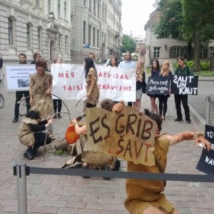 Fotoreportāža: pie Saeimas protestē pret loku medību legalizēšanu