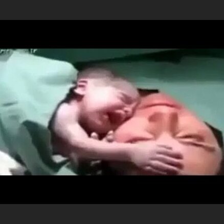 Aizkustinošs video: Jaundzimušais pieķeras un nelaiž vaļā mammas degunu