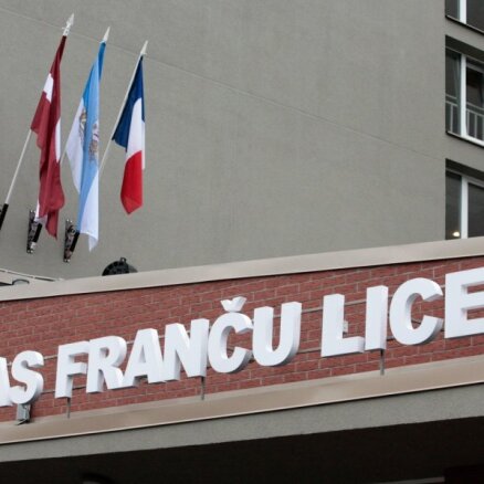 Pirmklasnieks izlec pa Franču liceja trešā stāva logu; skola medijiem notikušo nekomentē