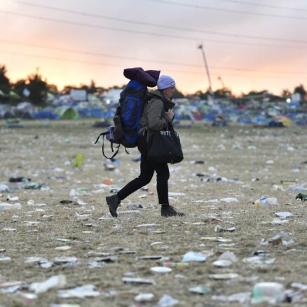 ФОТО: После фестиваля в Гластонбери остались мусорные поля