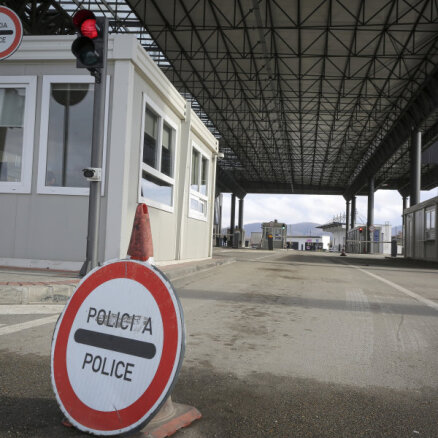 Serbi Kosovas ziemeļos nojaukuši barikādes pie robežas
