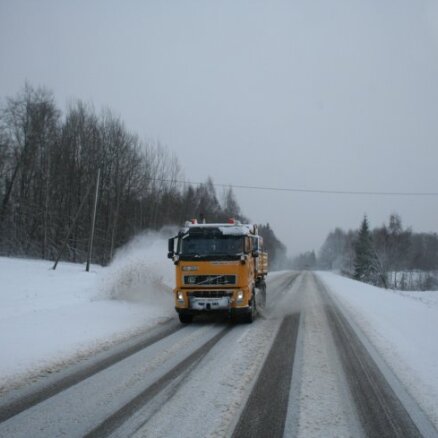 Снег на главных автодорогах убрали только во второй половине дня (обновлено в 15.20)