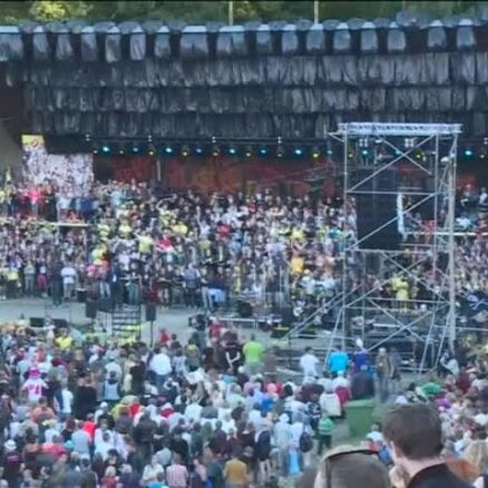 Foto un video: Igaunijā notikuši trešie Panku dziesmu svētki