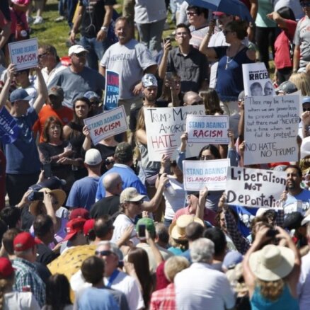 Ļaudis ASV Arizonas štatā protestē pret Trampu un nobloķē satiksmi