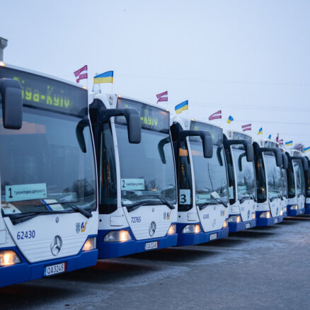 Foto: Ceļu uz Kijivu sāk ziedojumiem piepildīti 'Rīgas satiksmes' autobusi