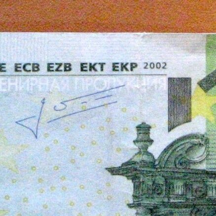 Foto: Policija 'atrāda' viltotās eiro banknotes