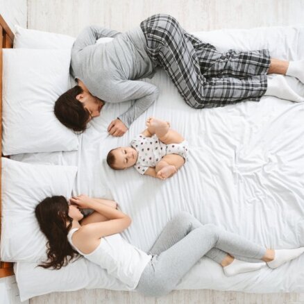 Kad zīdainis ietekmē jauno vecāku miegu – stratēģijas tā uzlabošanai