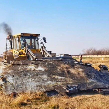 Irānā Ukrainas lidmašīnas atlūzas šķūrē ar buldozeru; bažas par izmeklēšanas iespējām