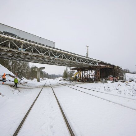 Foto: Siguldā par vairāk nekā 3 miljoniem eiro pārbūvē dzelzceļa pārvadu