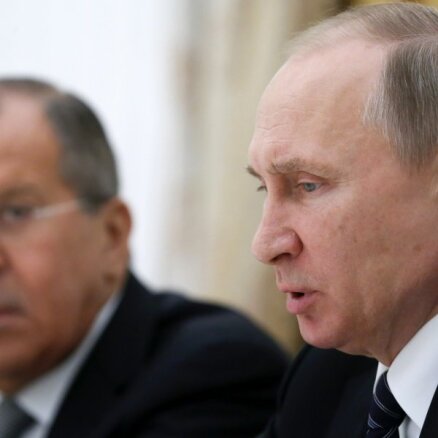 Евросоюз внес Лаврова и Путина в санкционный список