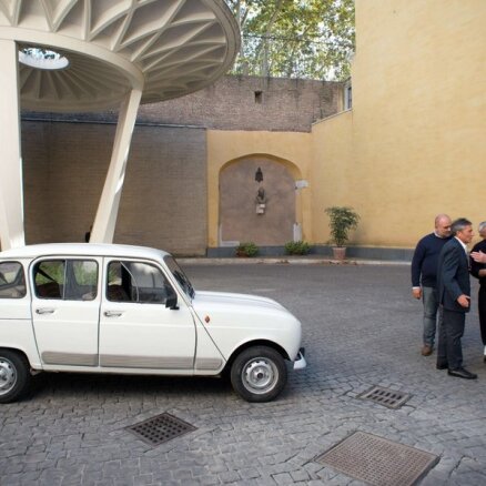 Pāvestam Franciskam uzdāvina 20 gadus vecu 'Renault' vāģi