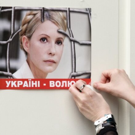 Тимошенко прекратила лежачий протест на бетонном полу