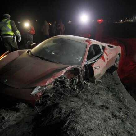 Foto: Čīles futbola zvaigzne Vidals dzērumā avarē ar 'Ferrari'