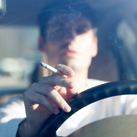 Часть депутатов Сейма против запрета на курение в салоне машины