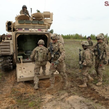 Foto: Kā ASV karavīri ar 'Bradley' bruņumašīnām Ādažu poligonā ēku ieņēma