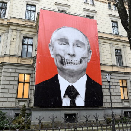 Šobrīd Ukrainā nav nodrošināti apstākļi mieram, pauž Kremlis