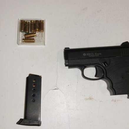Foto: likumsargi divām personām Kuldīgā konfiscē narkotikas un ieročus