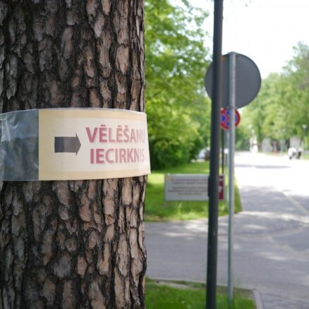 Vēlētājs pārmet latviešu valodas nelietošanu kādā Rīgas vēlēšanu iecirknī