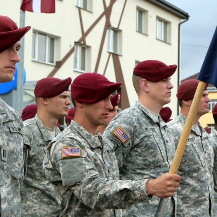 Foto: Valsts svētkos līdzās latviešiem soļo amerikāņu karavīri