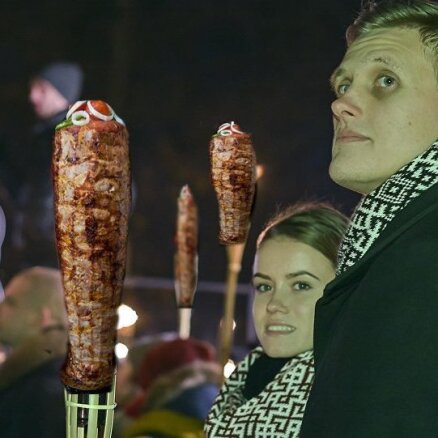 Interneta asprāši izsmej Dombravas cīņu pret ārvalstu studentiem – kebabu cepējiem