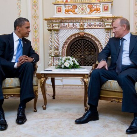Obama Baltā nama korespondentu vakariņās joko par Putinu