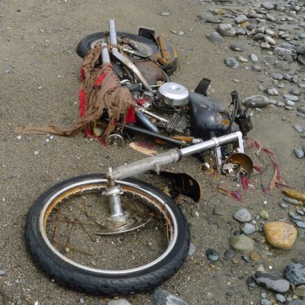 Kanādas pludmalē atrasts Japānas cunami aizskalots motocikls