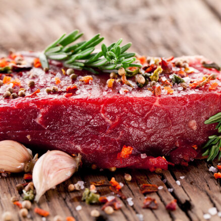 Kā mīkstināt gaļu, pirms to ieliek katlā un pannā?