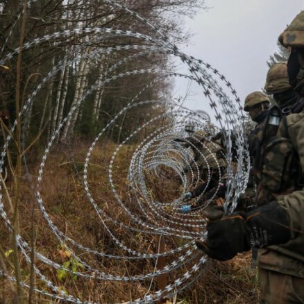 Foto: Poļi ar dzeloņdrātīm norobežojas no Kaļiņingradas