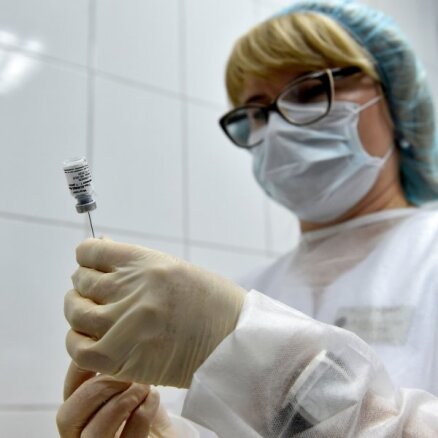 Covid-19: Krievijā ārsti varētu netikt pie solītajām prēmijām, atsakoties no vakcīnas