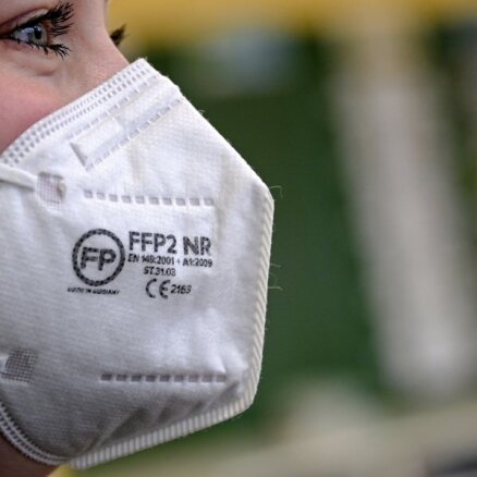 С 25 января в общественных местах можно носить только медицинские маски или респираторы