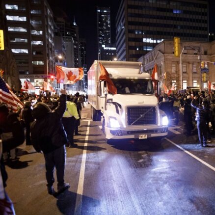 Протесты дальнобойщиков в Канаде. В парализованной столице ввели чрезвычайное положение