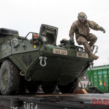 Foto: ASV armija palielina militāro klātbūtni – Garkalnē ieradušās kaujas mašīnas 'Stryker'