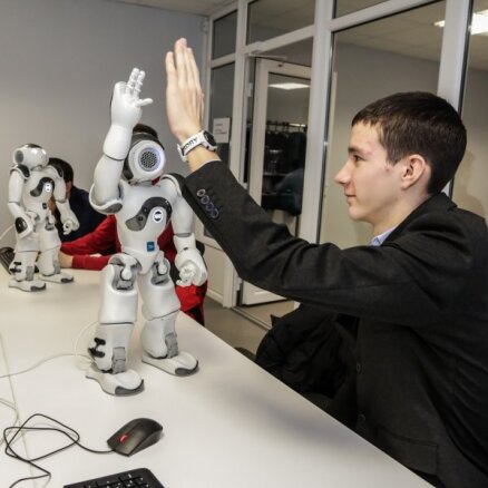 Iepazīsties ar NAO – robotiem, kas izglīto studentus Transporta un sakaru institūtā