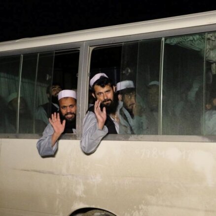 Afganistāna atbrīvojusi no ieslodzījuma vairāk nekā 900 talibus
