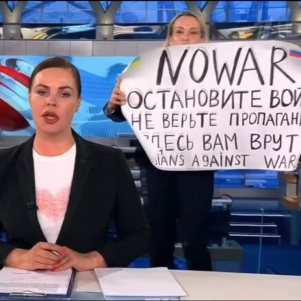 Марина Овсянникова, показавшая антивоенный плакат в программе "Время", дала первый комментарий после суда