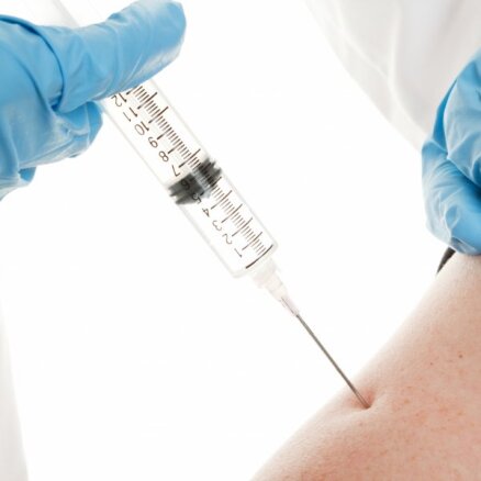 Difterijas vakcīnu iztrūkuma dēļ aicina pieaugušos pagaidām atlikt potēšanos
